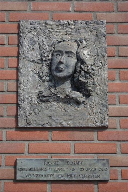 Een plaquette van Hannie Schaft aan de muur