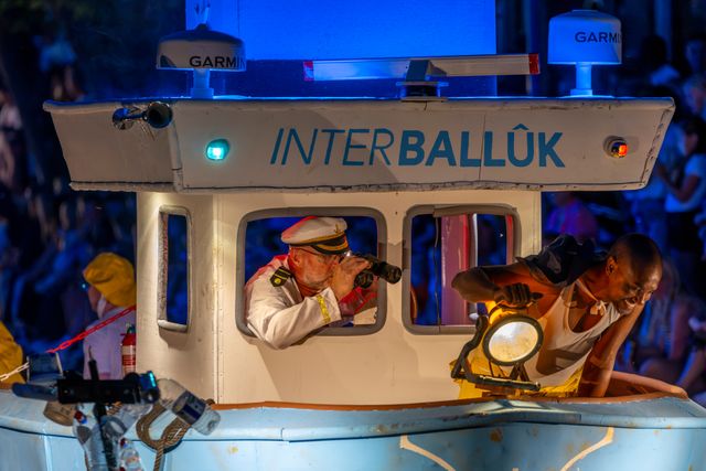 Gondelvaart in de Luts tijdens de feestweek in Balk met meerdere versierde gondels.