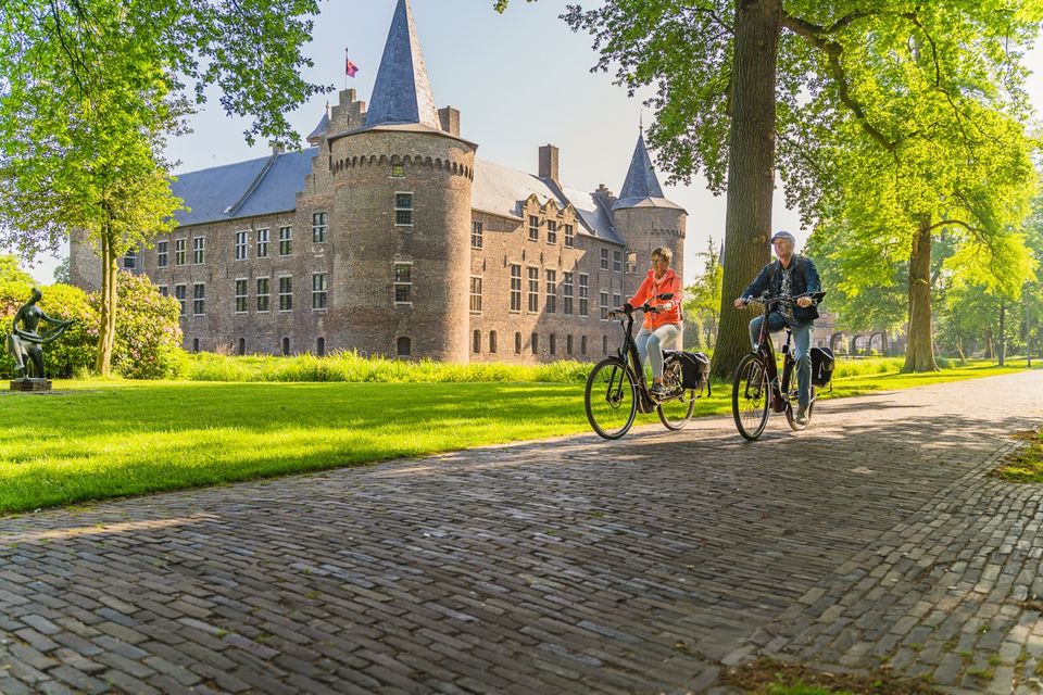 Fietsers bij Kasteel Helmond