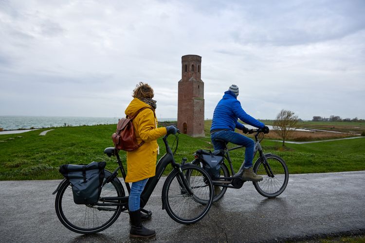 Fietsers pauzeren bij Plompe Toren