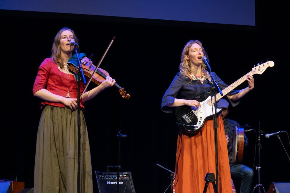 Folkband Voddemoêr treedt op, een violiste en een basgitarist.