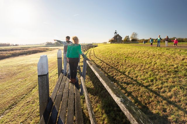 Een gezin op de dijk Noordpunt in Schokland, Flevoland