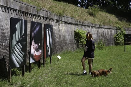 Vrouw kijkt naar foto's in de buitenlucht