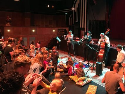 Muzikanten en publiek genieten van het concert