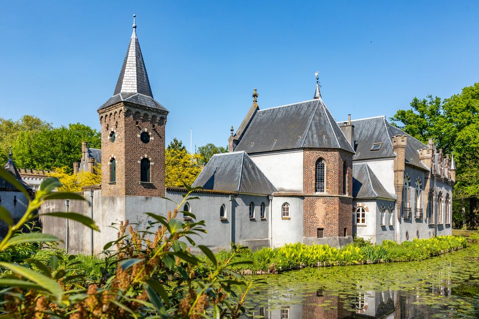 Kasteel Stapelen in z'n geheel op de foto vanuit het gras