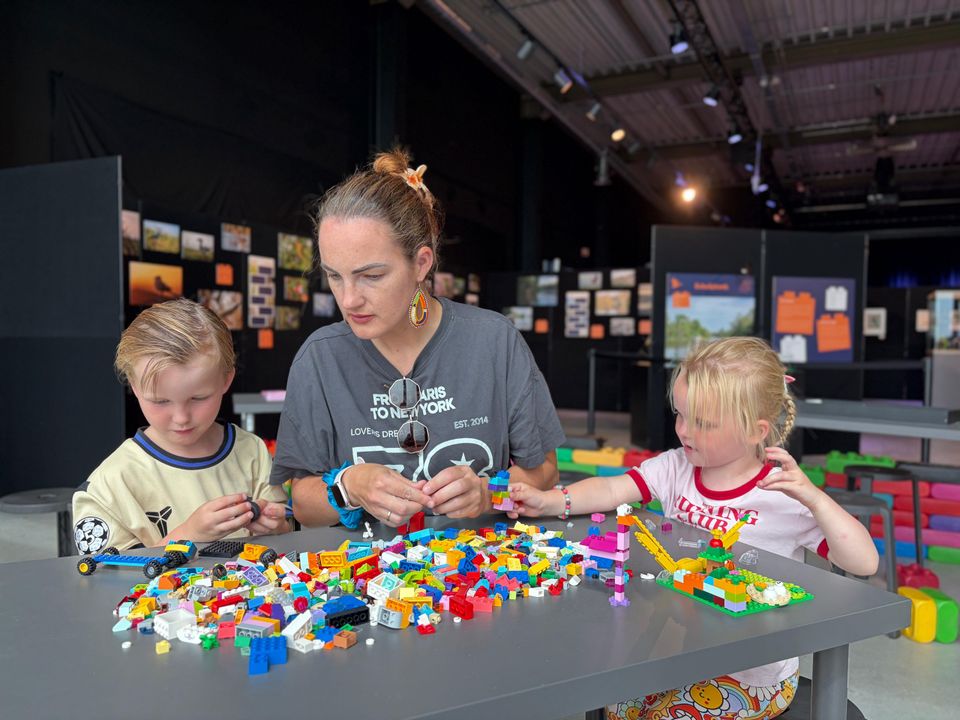 Moeder bouwt met twee kinderen vogels na met behulp van Lego-blokjes in PixLife op de Brouwersdam