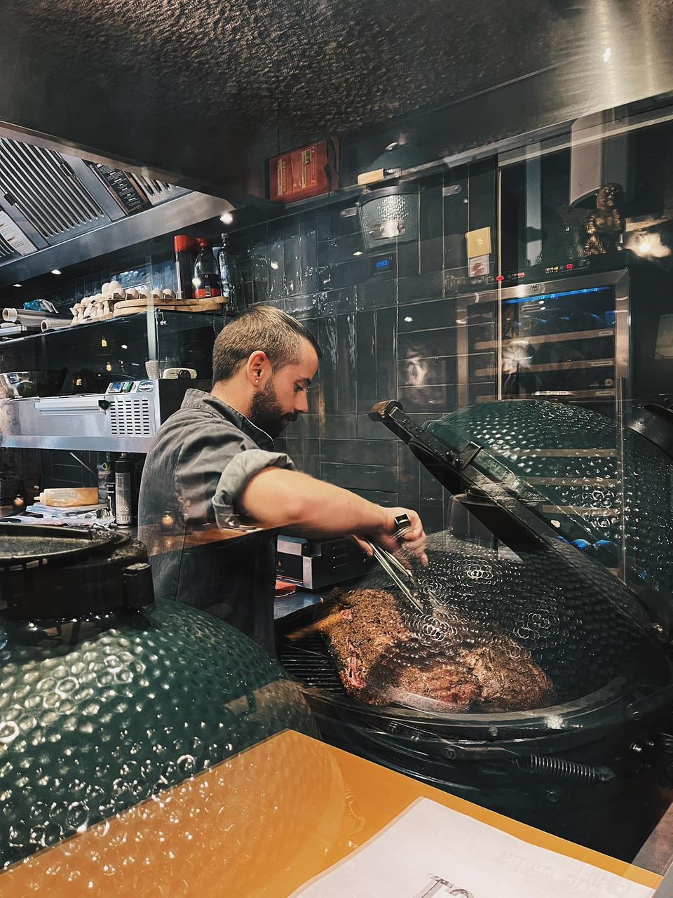 Kok van Roast bereidt vlees op de Green Egg