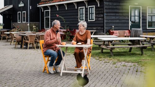 Twee mensen aan een tafeltje