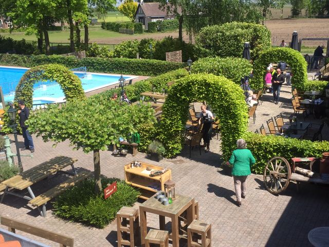 Tuin en terras Auberge De Hilver in Diessen