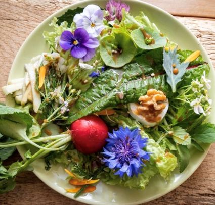 bord met lekkere eetbare produkten