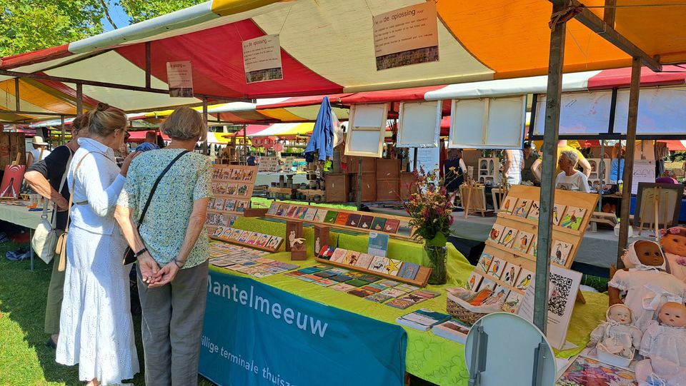 Kraam van Stichting De Mantelmeeuw tijdens de Tegeltjesfinale op Kunstpark in Woerden op 6 september.