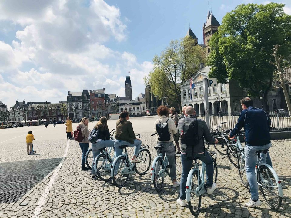 Baja Bike Maastricht groep met gids op Vrijthof Maastricht