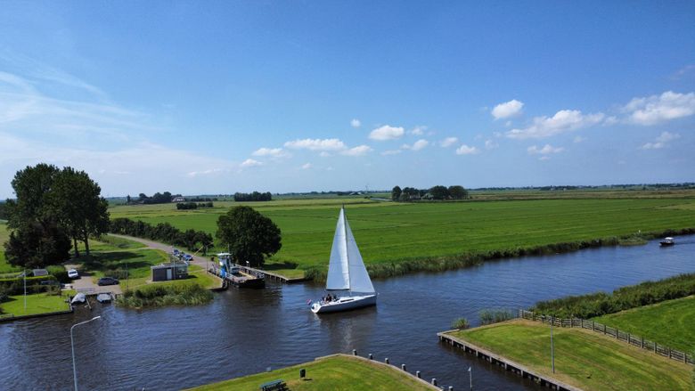 zeilboot langs pont