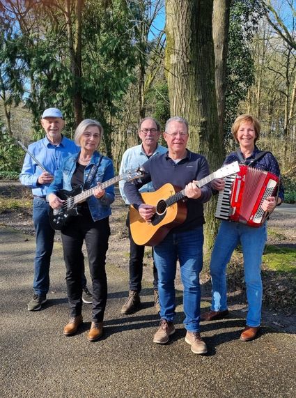 Een gezellige meezing middag in 't Kwartier. Ambiance is een muziekgroep, die haar naam eer aandoet