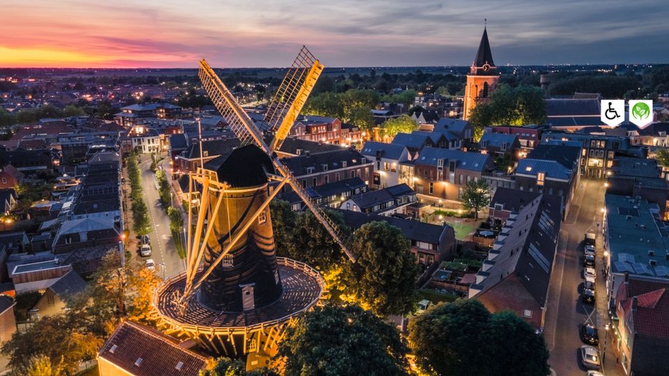 Historische windmolen De Windhond in Woerden, gemeente Woerden, Groene Hart, iconische stads­molen verlicht bij avondschemering in de historische binnenstad.