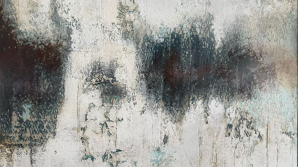 Abstract schilderij in grijze, beige en witte kleuren.
