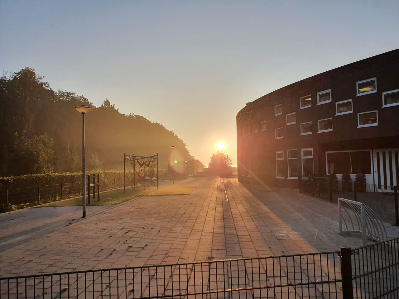 gebouw bij opkomende zon