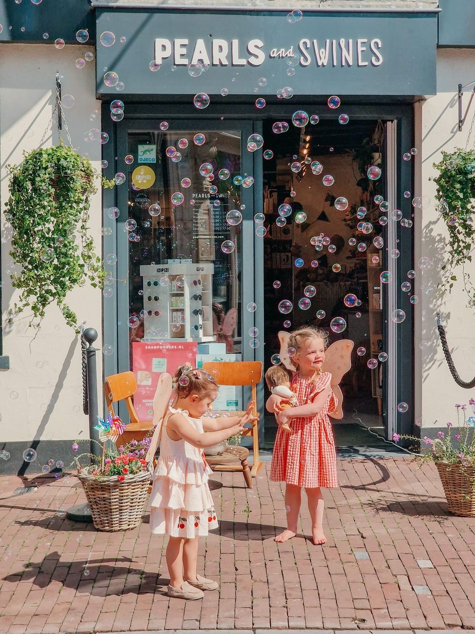 Twee jonge meiden die aan het belleblazen zijn