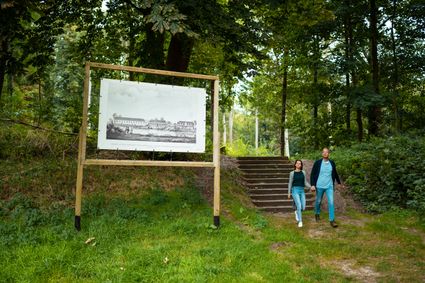 Stel dat wandelt bij de afbeelding van Kolonie Ommerschans