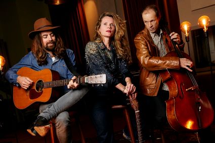 Het trio met in het midden Niki Jacobs, links van haar Ivo Dinkelaar met een gitaar en rechts van haar Emile Visser met een cello.