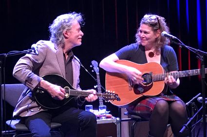 Dayna Kurtz rechts op de foto en Robert Mache links op de foto met een gitaar in hun handen.