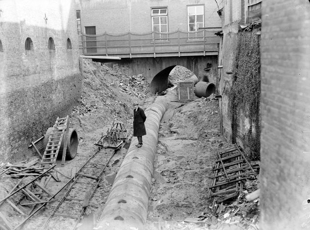 Demping van het gedeelte van de Binnendieze, genaamd De Doode Stroom, links de Bank van Leening 1929.