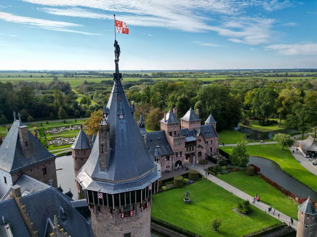 Dronefoto van de torens en tuinen van Kasteel de Haar