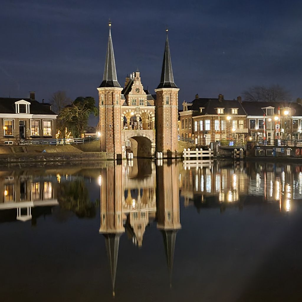 Waterpoort Sneek verlicht in de avond