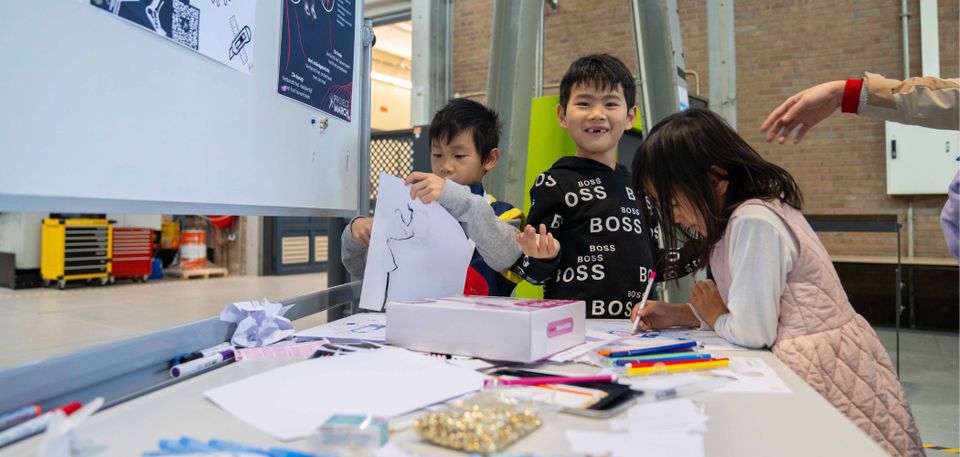 Kindjes aan het knutselen tijdens een evenement in Delft