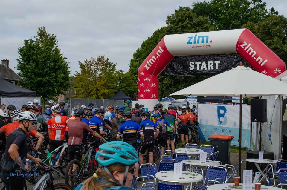 Start van De Leyetocht met start en finishboog