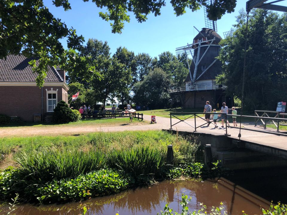 In het Veenpark ontdek je het bijzondere veenlandschap van Zuidoost-Drenthe. Wandel langs historische gebouwen, turfvelden en het water en beleef hoe mensen vroeger in het veengebied leefden en werkten.