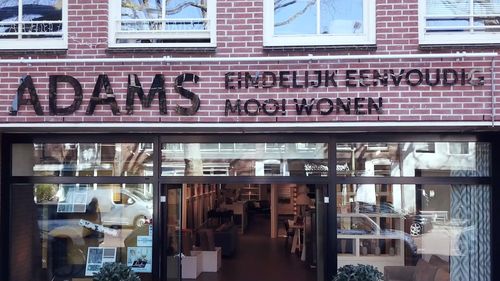 Buitenaanzicht van de winkel van Adams Interieur Purmerend
