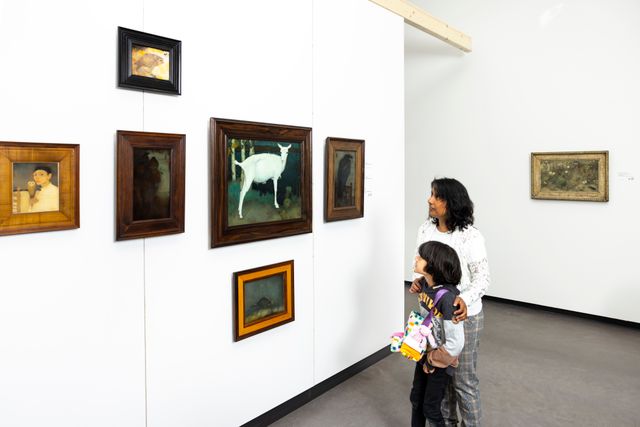 Moeder en kind bekijken kunst in Museum Arnhem