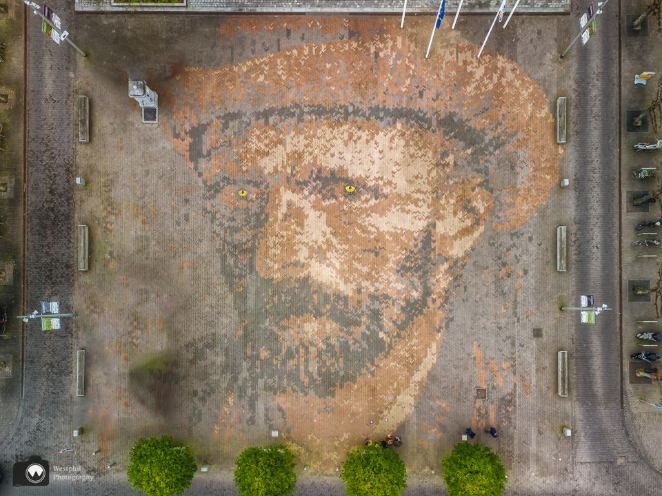 Dronefoto van een plein met Van Gogh