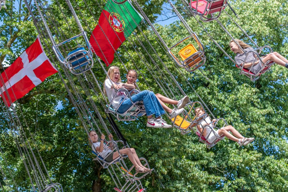 Kinderen vermaken zich in de grote draaimolen op De Lind in Oisterwijk