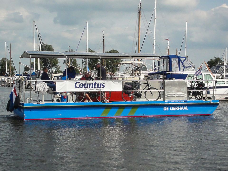 Het pontje in de jachthaven van Wartena.