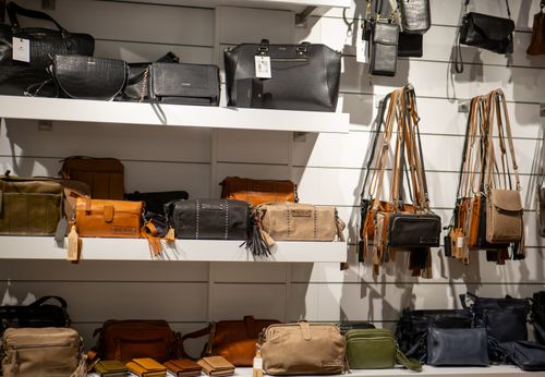 Assortiment in de winkel van Mone Lederwaren.