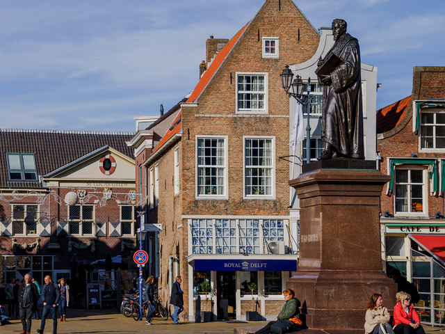 Standbeeld van Hugo de Groot op de Markt in Delft
