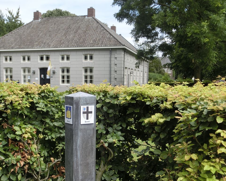 De Kloosterrondwandeling Boekel-Handel is een wandelroute van 7 km over Landgoed Padua in Boekel en langs het processiepark in Handel.
