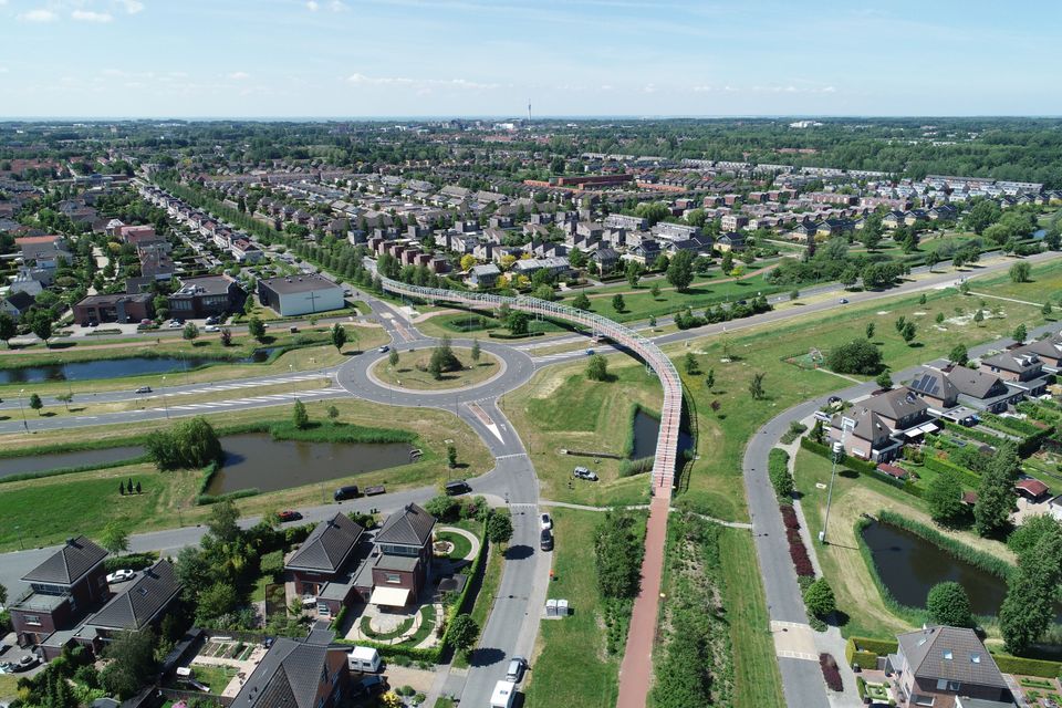 Een luchtfoto van een rotonde en wegen in Lelystad