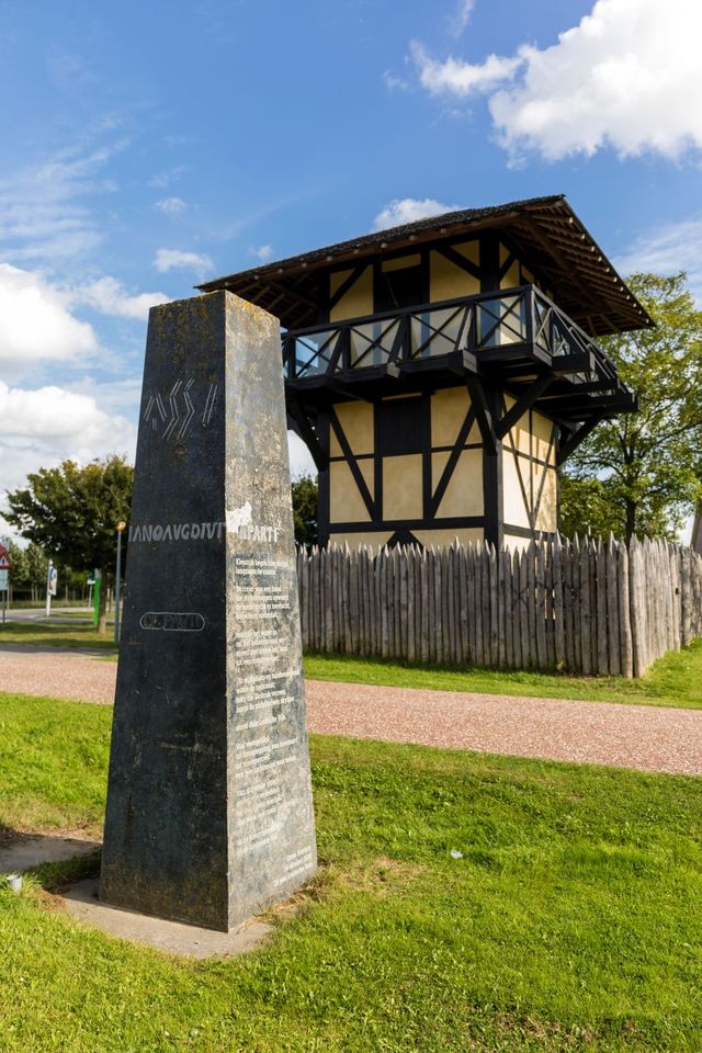 Wachttoren Castellum Hoge Woerd met op de voorgrond een Romeinse pilaar.