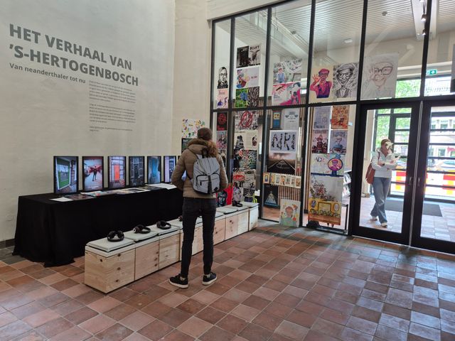Kunstwerken bij videoinstallatie