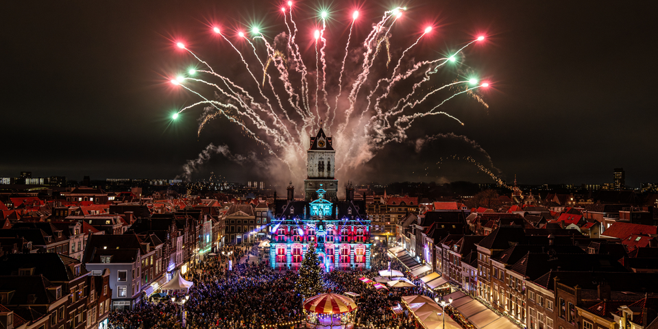 Vuurwerk boven het Stadhuis in Delft tijdens Lichtjesavond