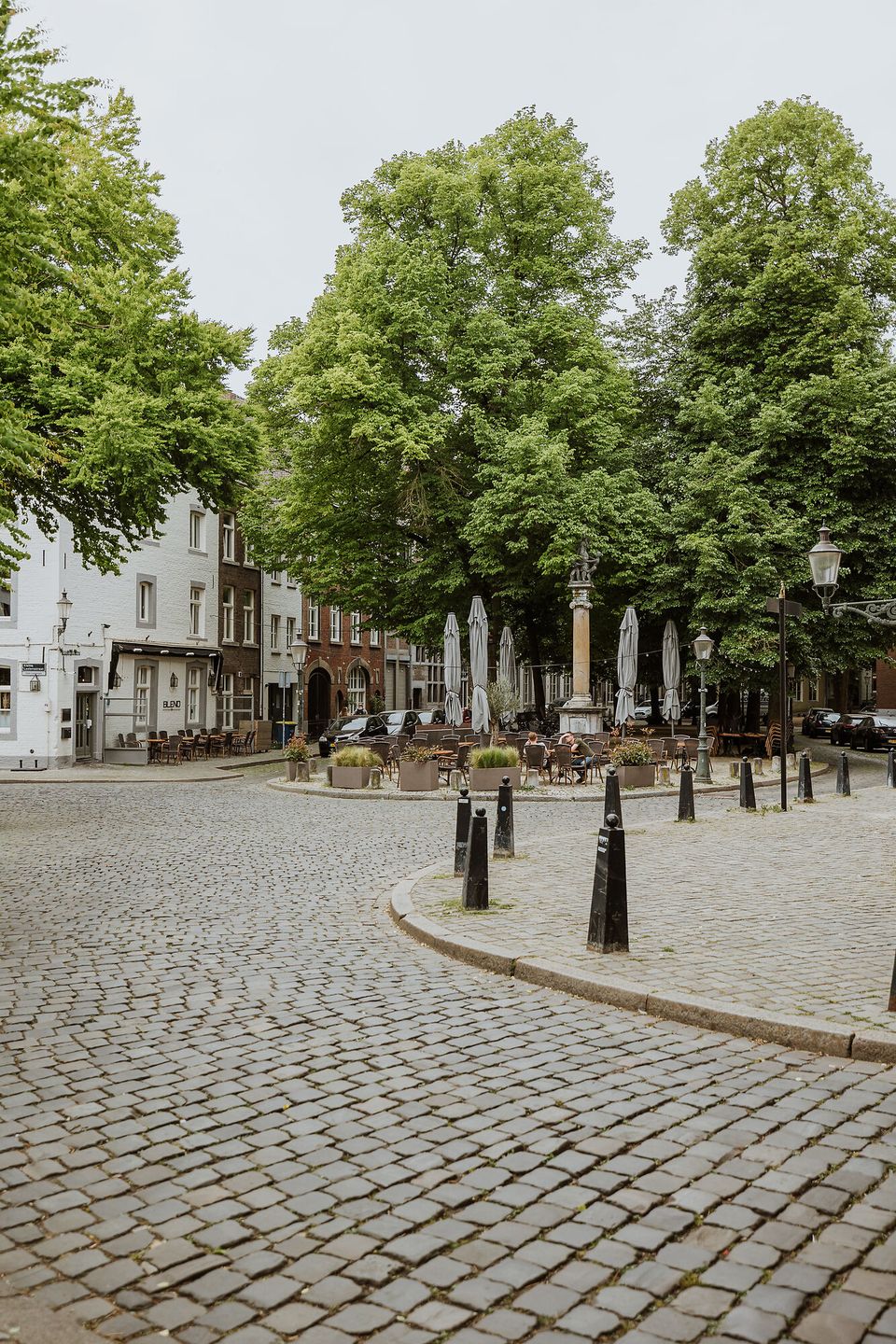 Grote Looiersstraat Maastricht pleintje met terras