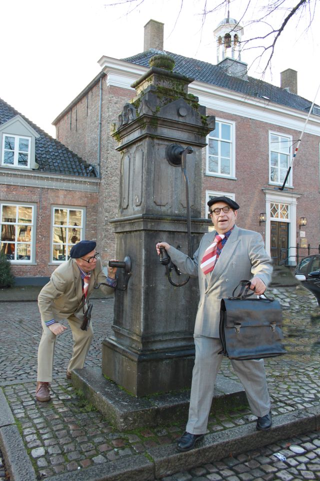 Collega en Collega bij de waterpomp op de Heuvel