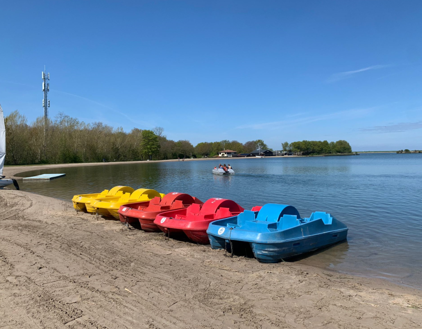 Vier waterfietsen liggen in water.