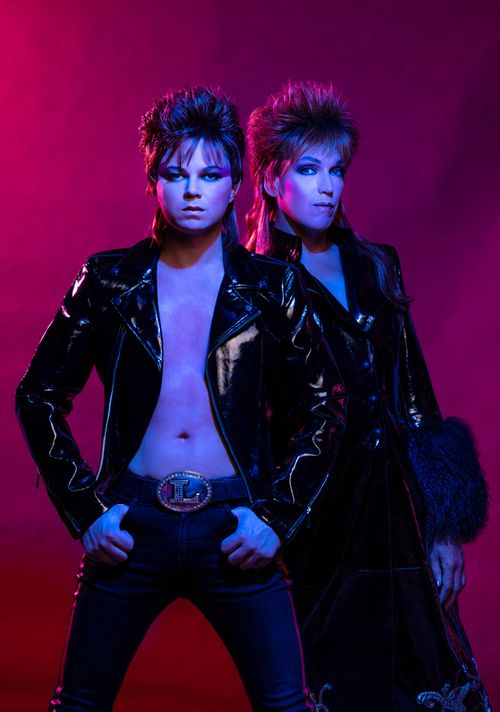 Een foto van twee mensen op een rode achtergrond