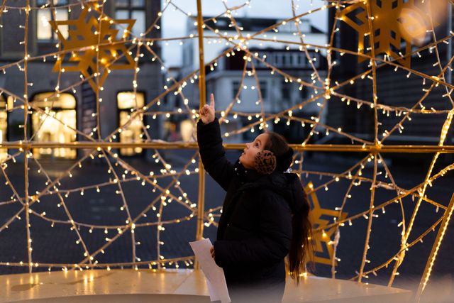 Kindje die wijst naar de lichtjes