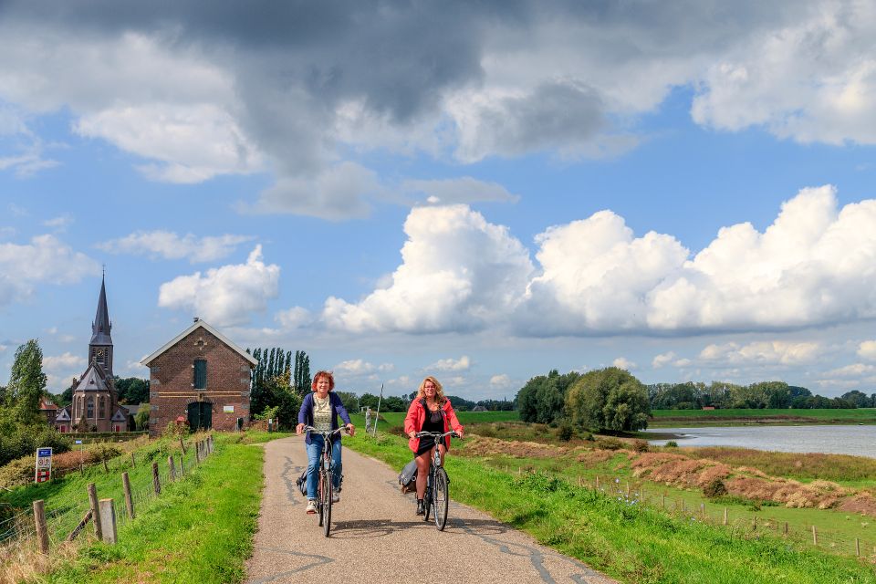 Beuningen - Weurt - fietsers - dijk -uiterwaarden - dijkhuisje - kerk
