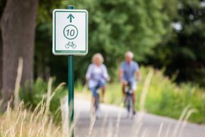 Volg de wit-groene bewegwijzering van knooppunt naar knooppunt.